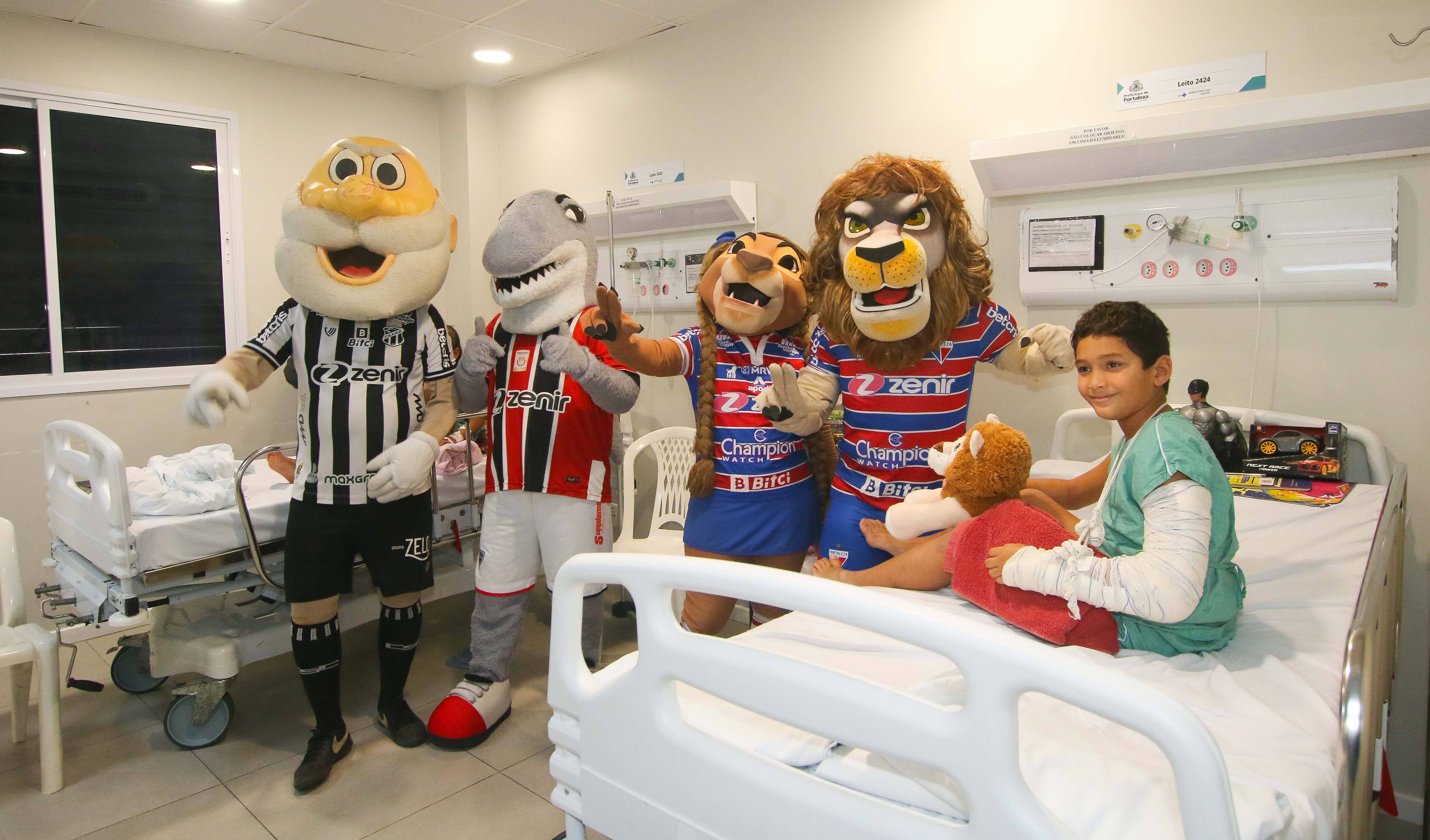 mascotes do ceará (vovô), Fortaleza (leão) e Ferroviários (tubarão) na enfermaria infantil do IJF